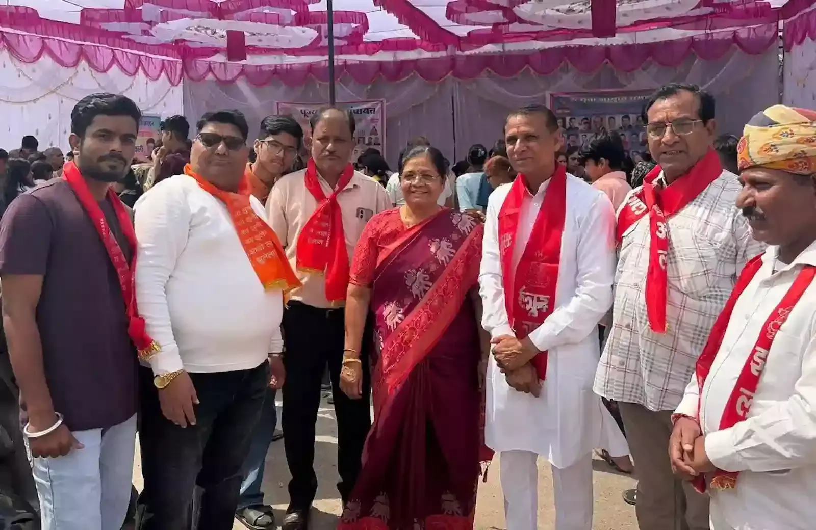 जयपुर के आमेर रोड पर चेटीचंड कार्यक्रम में भगवान झूलेलाल की आरती करती सांसद मंजू शर्मा और सिंधी पंचायत के सदस्य। जयपुर के आमेर रोड पर चेटीचंड कार्यक्रम में भगवान झूलेलाल की आरती करती सांसद मंजू शर्मा और सिंधी पंचायत के सदस्य।