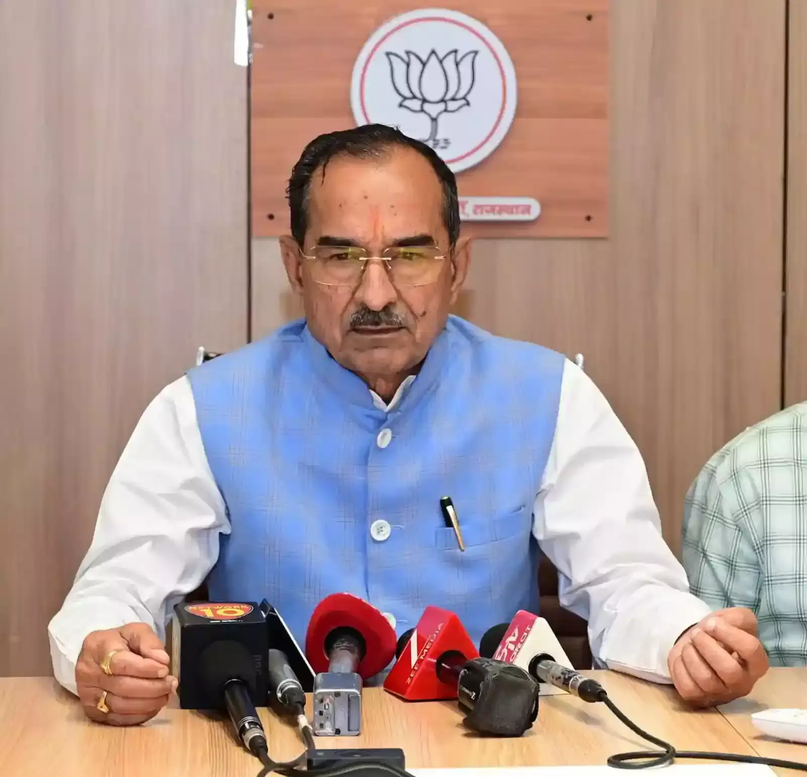 जयपुर में भाजपा प्रदेश अध्यक्ष मदन राठौड़ मंच पर कार्यकर्ताओं को संबोधित करते हुए दिख रहे हैं। जयपुर में भाजपा प्रदेश अध्यक्ष मदन राठौड़ मंच पर कार्यकर्ताओं को संबोधित करते हुए दिख रहे हैं।