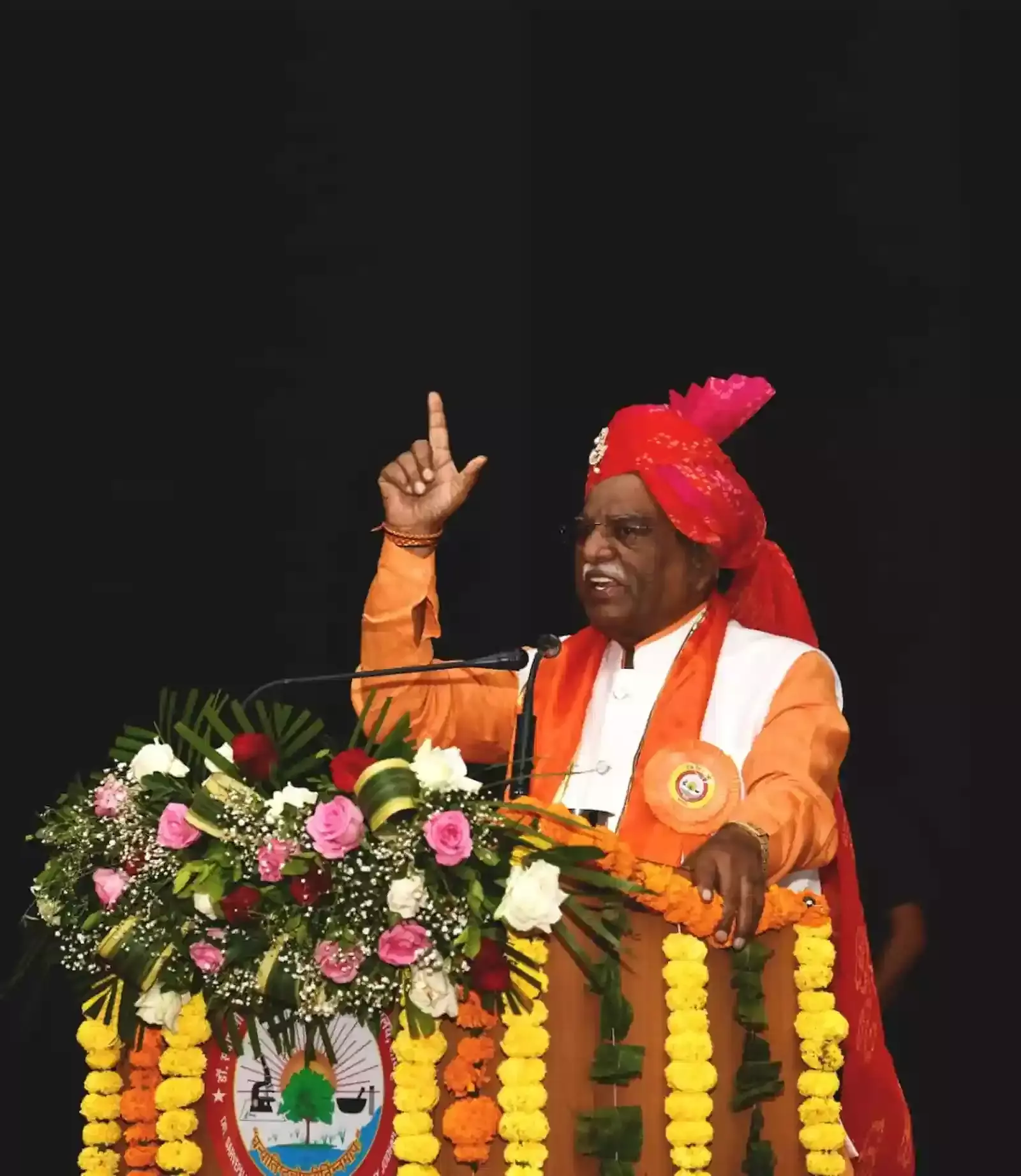 जोधपुर में आयुर्वेद विश्वविद्यालय के दीक्षांत समारोह में मंच पर बैठे राज्यपाल हरिभाऊ बागडे और अन्य अतिथि।