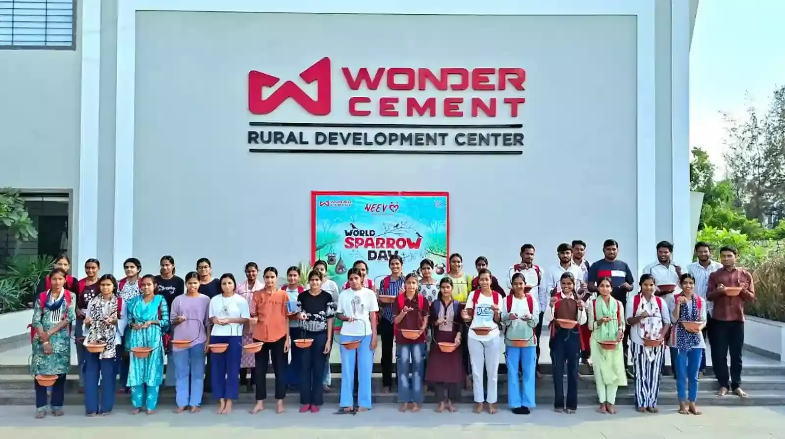 वंडर सीमेंट निम्बाहेड़ा में यूनिट हेड नितिन जैन विश्व गौरैया दिवस पर बर्ड फीडर वितरित करते हुए। वंडर सीमेंट निम्बाहेड़ा में यूनिट हेड नितिन जैन विश्व गौरैया दिवस पर बर्ड फीडर वितरित करते हुए।