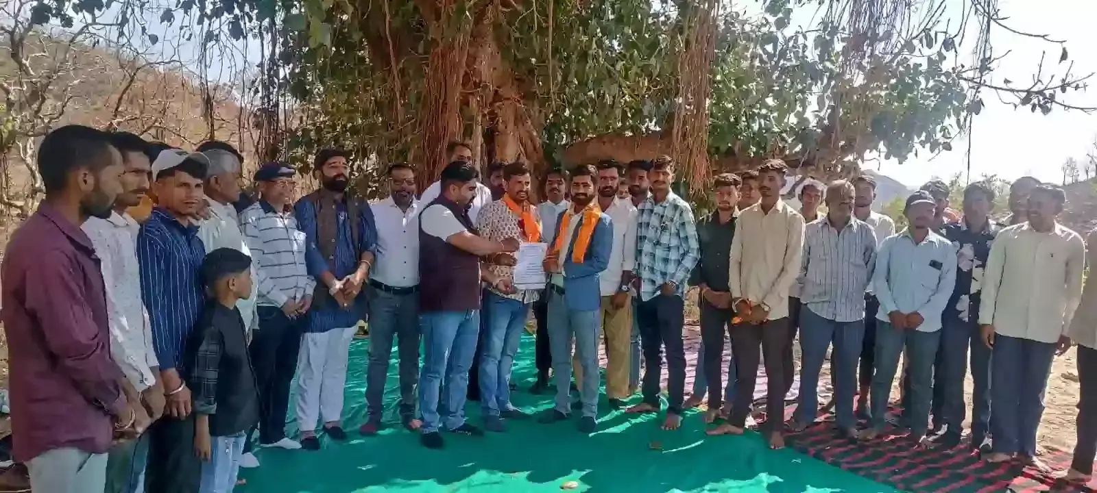 उदयपुर के झाड़ोल में राष्ट्रीय राजपूत करणी सेना की बैठक में उपस्थित पदाधिकारी और समाज के लोग।