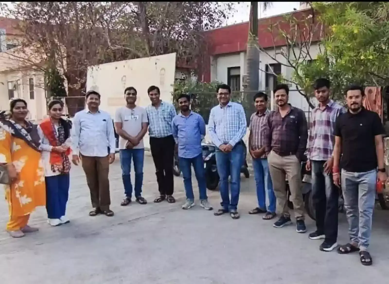 राजकीय अस्पताल बारां में मरीजों को खिचड़ी वितरित करते सेवा सदन के सदस्य और कार्यकर्ता। राजकीय अस्पताल बारां में मरीजों को खिचड़ी वितरित करते सेवा सदन के सदस्य और कार्यकर्ता।