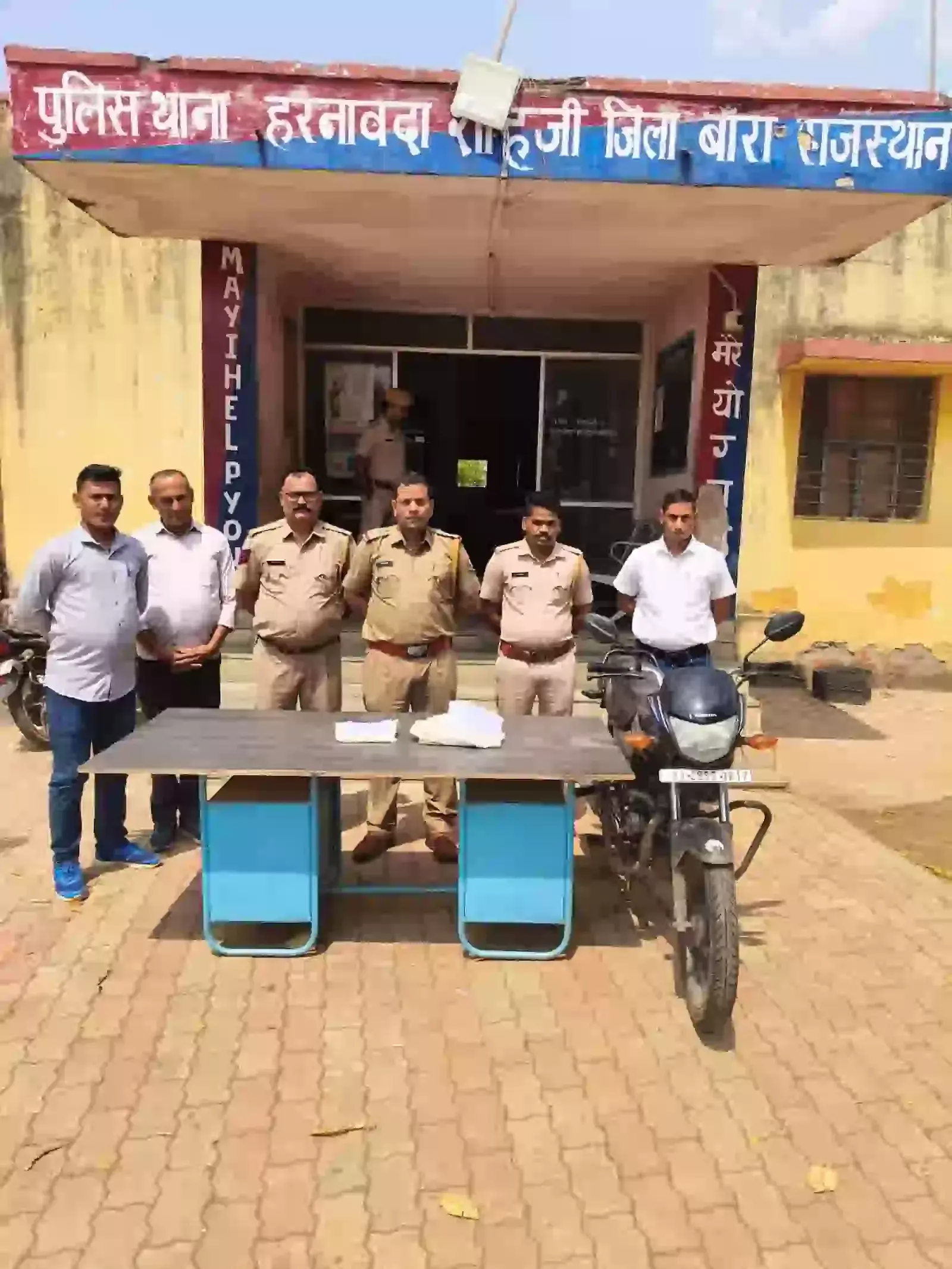 पुलिस कस्टडी में खड़ा अफीम तस्करी का आरोपी और बरामद मादक पदार्थ बारां जिला। पुलिस कस्टडी में खड़ा अफीम तस्करी का आरोपी और बरामद मादक पदार्थ बारां जिला।