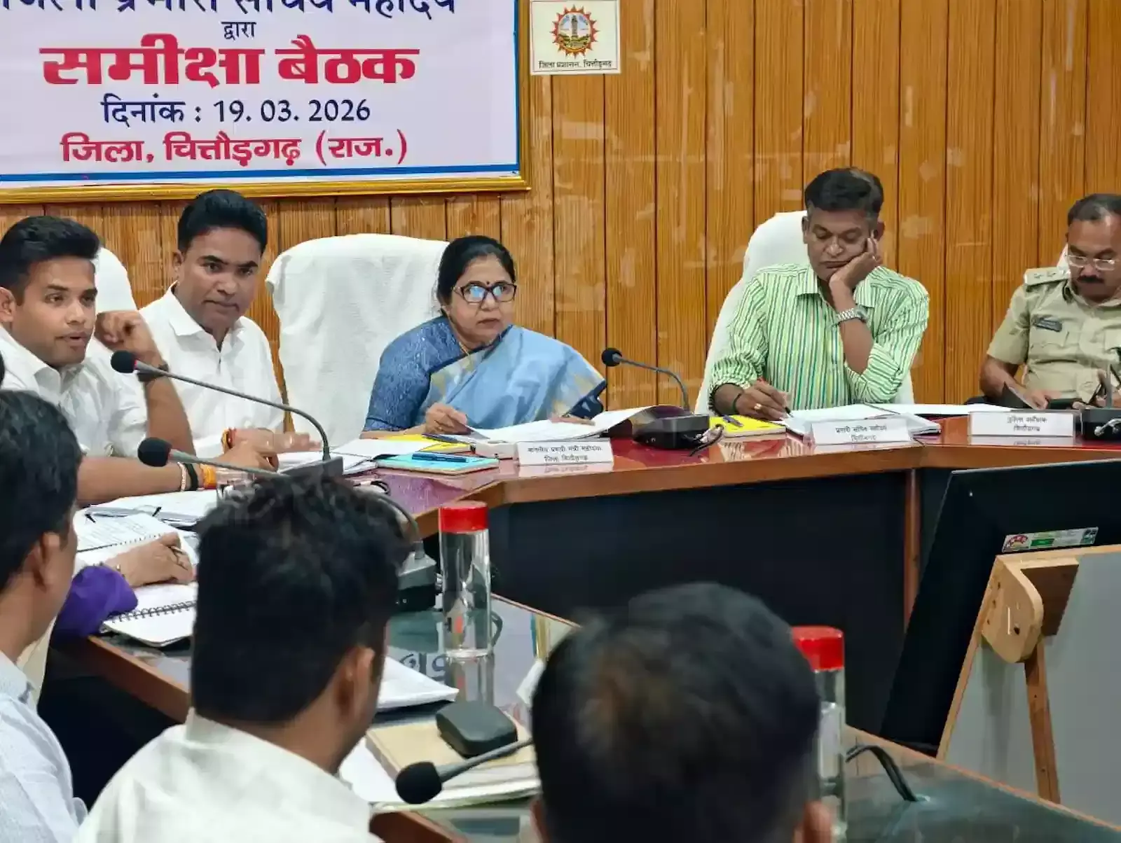 चित्तौड़गढ़ जिला परिषद सभागार में विकास कार्यों की समीक्षा बैठक की अध्यक्षता करतीं प्रभारी मंत्री डॉ. मंजू बागमार और उपस्थित प्रशासनिक अधिकारी। चित्तौड़गढ़ जिला परिषद सभागार में विकास कार्यों की समीक्षा बैठक की अध्यक्षता करतीं प्रभारी मंत्री डॉ. मंजू बागमार और उपस्थित प्रशासनिक अधिकारी।
