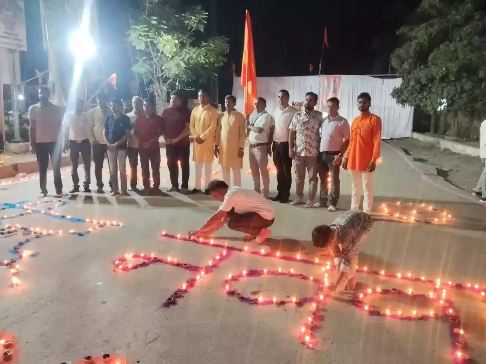 चित्तौड़गढ़ के बिरला हॉस्पीटल चौराहे पर भगवा ध्वज और दीपकों से सजे पंडाल में हिंदू नववर्ष की महाआरती करते श्रद्धालु। चित्तौड़गढ़ के बिरला हॉस्पीटल चौराहे पर भगवा ध्वज और दीपकों से सजे पंडाल में हिंदू नववर्ष की महाआरती करते श्रद्धालु।