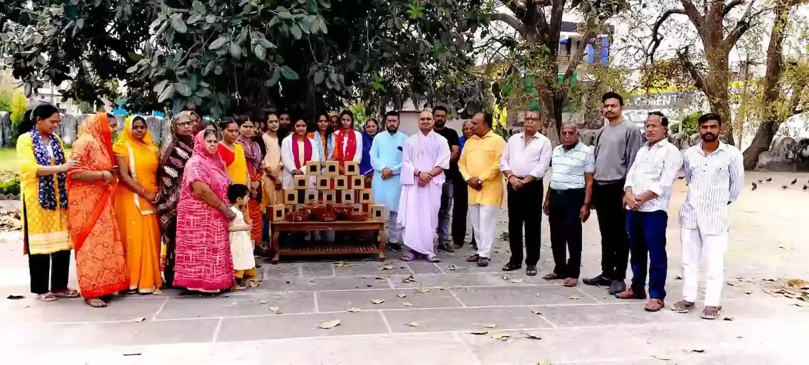 चित्तौड़गढ़ के रामद्वारा परिसर में विश्व गौरैया दिवस पर पक्षी आवास और परिंडे पकड़े हुए कार्यकर्ता और अतिथि। चित्तौड़गढ़ के रामद्वारा परिसर में विश्व गौरैया दिवस पर पक्षी आवास और परिंडे पकड़े हुए कार्यकर्ता और अतिथि।