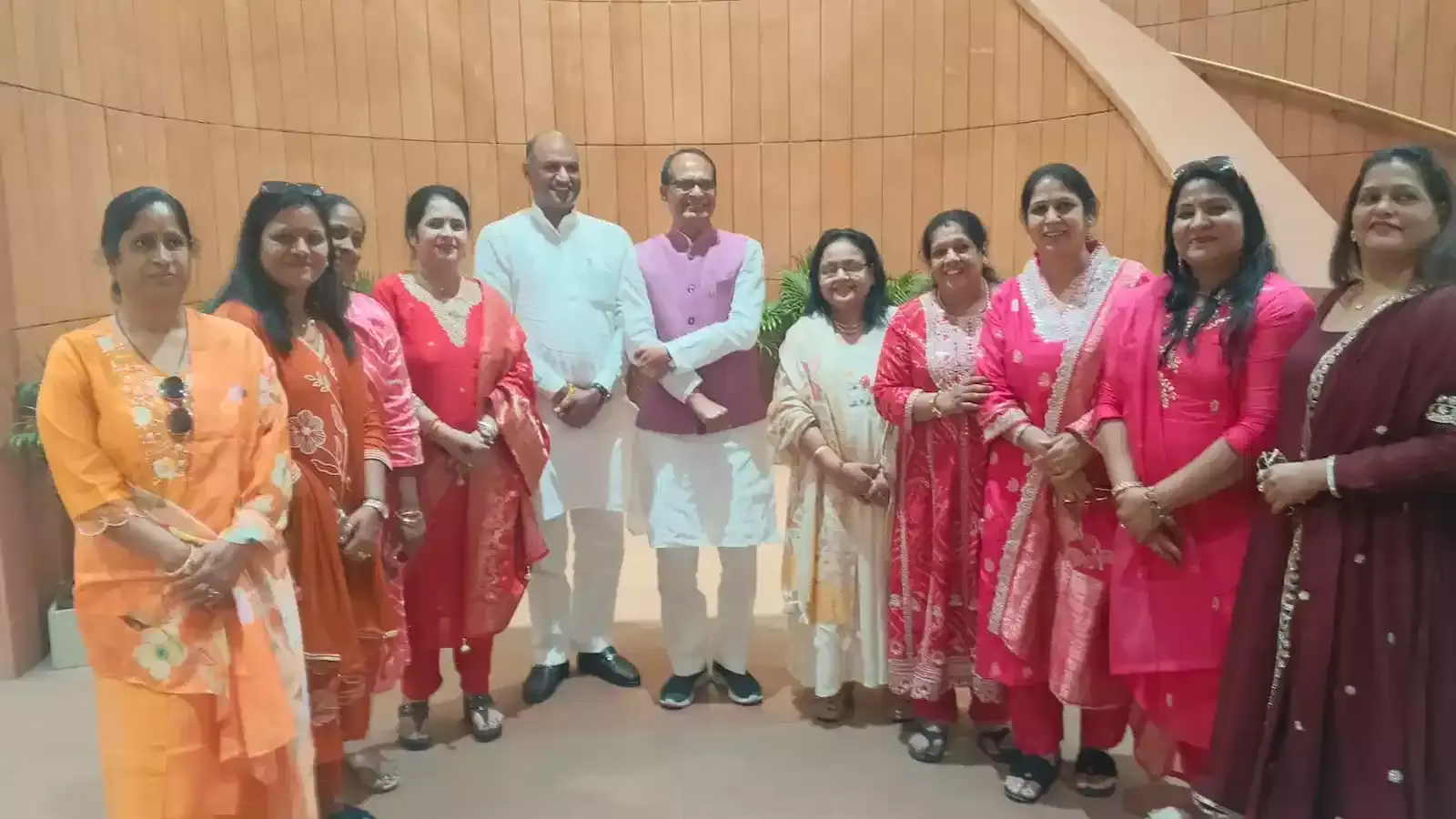 नए संसद भवन के भीतर सांसद सी.पी. जोशी और जाजम इंटरनेशनल परिवार के सदस्य भ्रमण और अवलोकन करते हुए। नए संसद भवन के भीतर सांसद सी.पी. जोशी और जाजम इंटरनेशनल परिवार के सदस्य भ्रमण और अवलोकन करते हुए।