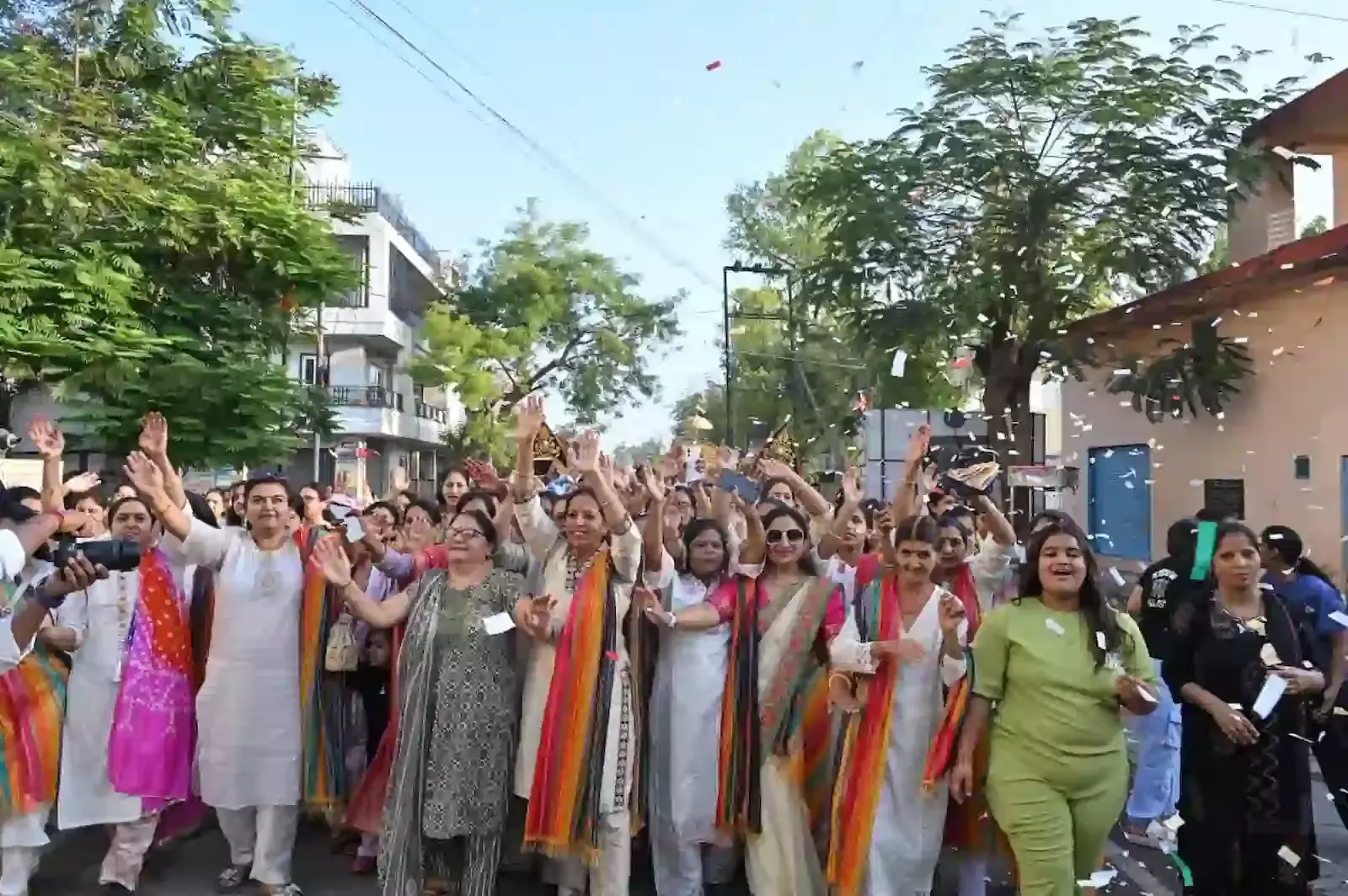 चित्तौड़गढ़ की सड़कों पर भगवा साफा पहनकर दुपहिया वाहन रैली निकालते सिंधी समाज के सैकड़ों लोग। चित्तौड़गढ़ की सड़कों पर भगवा साफा पहनकर दुपहिया वाहन रैली निकालते सिंधी समाज के सैकड़ों लोग।