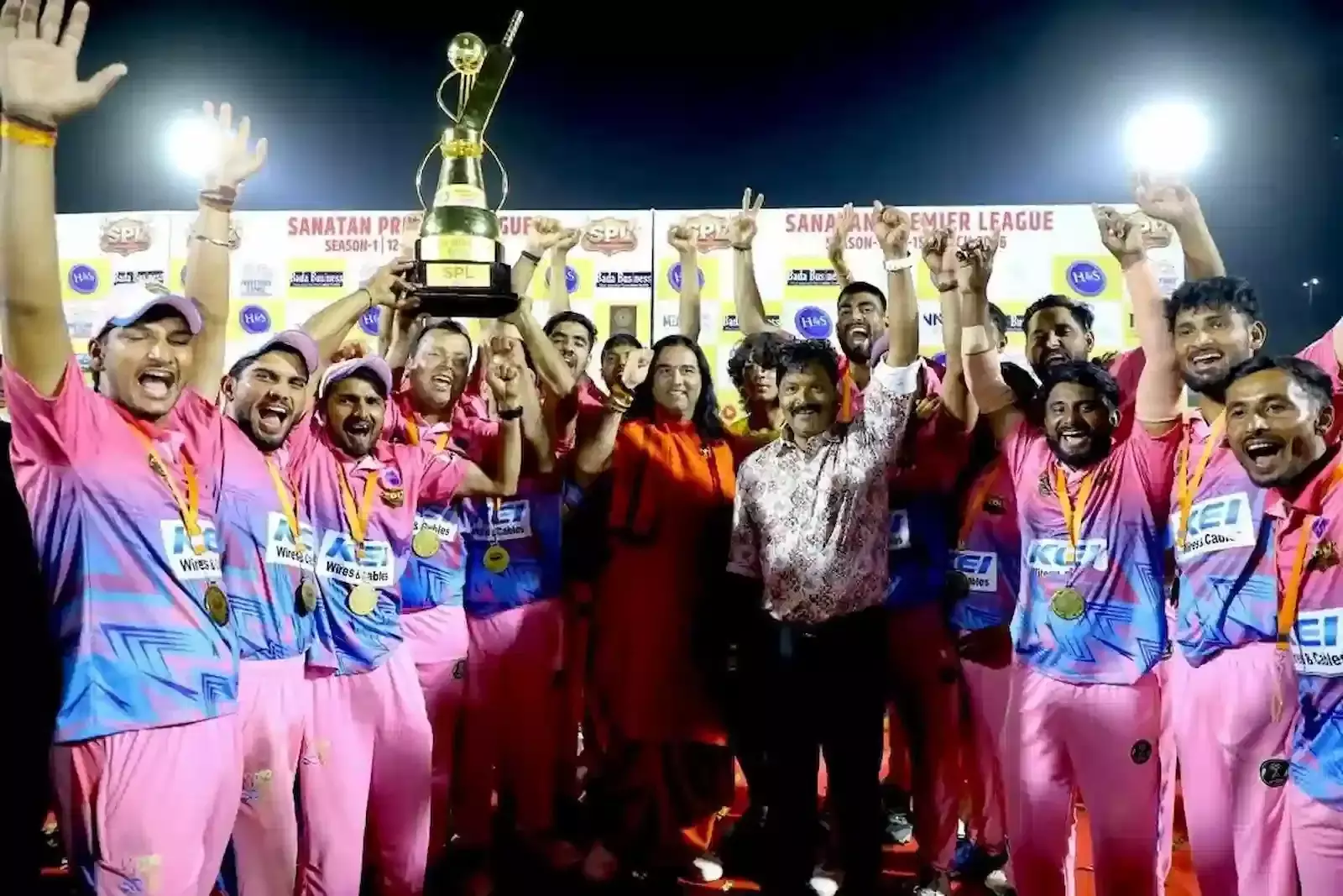 भरतपुर में सनातन प्रीमियर लीग 2026 का फाइनल जीतने के बाद ट्रॉफी के साथ जश्न मनाती राजस्थान क्रिकेट टीम।