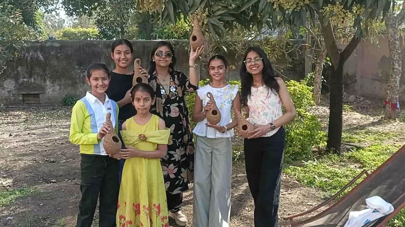 कोटा में विश्व गौरैया दिवस पर जेसीआई स्टार के सदस्य बच्चों को पक्षियों के संरक्षण हेतु कृत्रिम घोंसले प्रदान कर रहे हैं। कोटा में विश्व गौरैया दिवस पर जेसीआई स्टार के सदस्य बच्चों को पक्षियों के संरक्षण हेतु कृत्रिम घोंसले प्रदान कर रहे हैं।