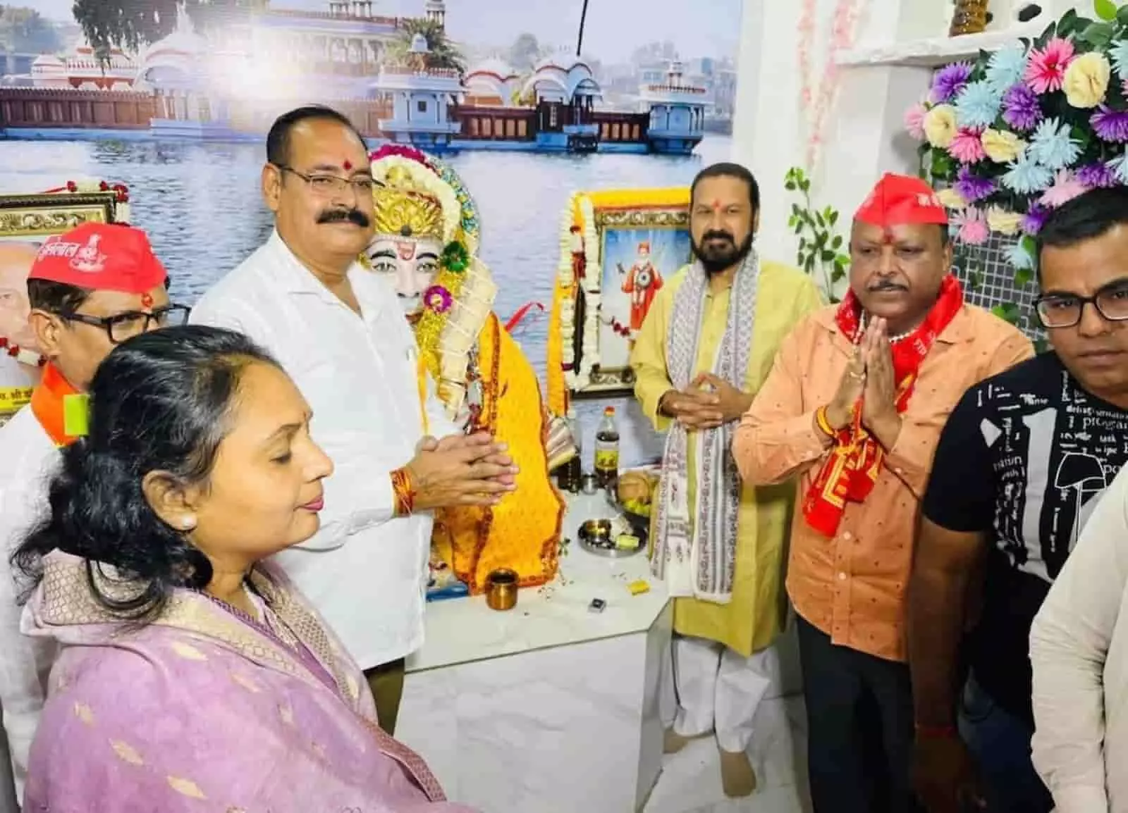 कोटा के महावीर नगर में चेटीचंड उत्सव के दौरान भगवान झूलेलाल की पूजा करते श्रद्धालु और आयोजन समिति के सदस्य। कोटा के महावीर नगर में चेटीचंड उत्सव के दौरान भगवान झूलेलाल की पूजा करते श्रद्धालु और आयोजन समिति के सदस्य।