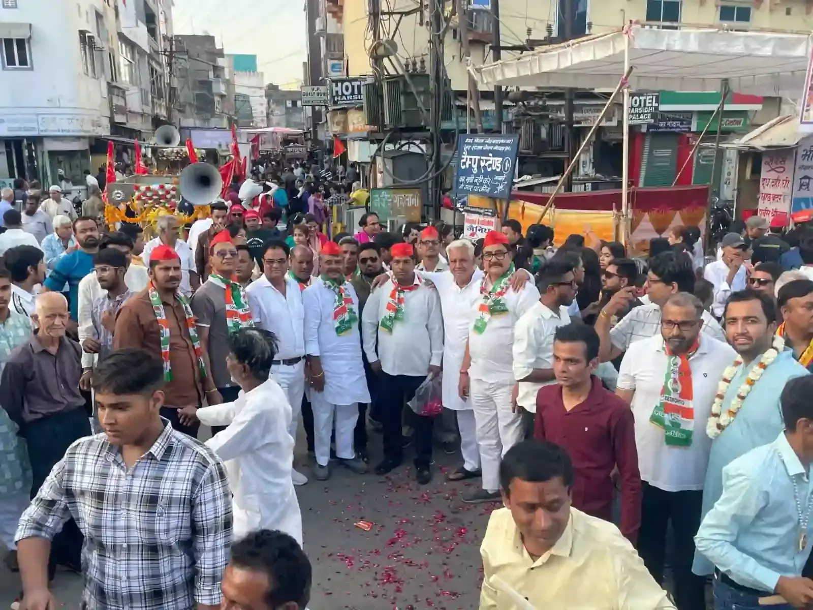 भीलवाड़ा में चेटीचंड शोभायात्रा के दौरान कांग्रेस कार्यकर्ताओं द्वारा पुष्प वर्षा और संतों का स्वागत करते हुए दृश्य। भीलवाड़ा में चेटीचंड शोभायात्रा के दौरान कांग्रेस कार्यकर्ताओं द्वारा पुष्प वर्षा और संतों का स्वागत करते हुए दृश्य।