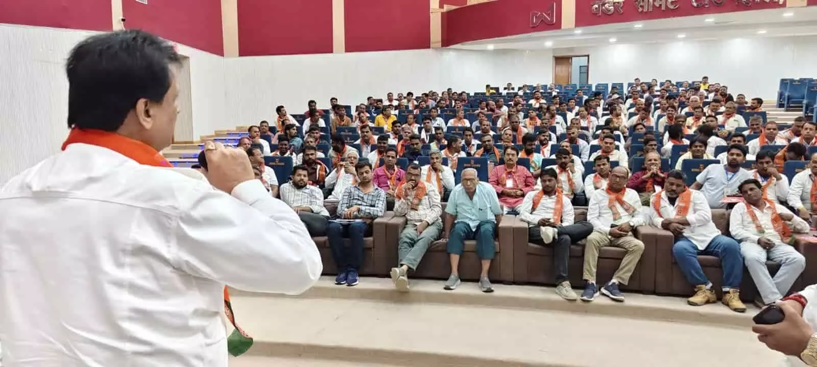 निंबाहेड़ा में भाजपा प्रशिक्षण शिविर के दौरान मंच पर बैठे अतिथि और सामने उपस्थित कार्यकर्ता।