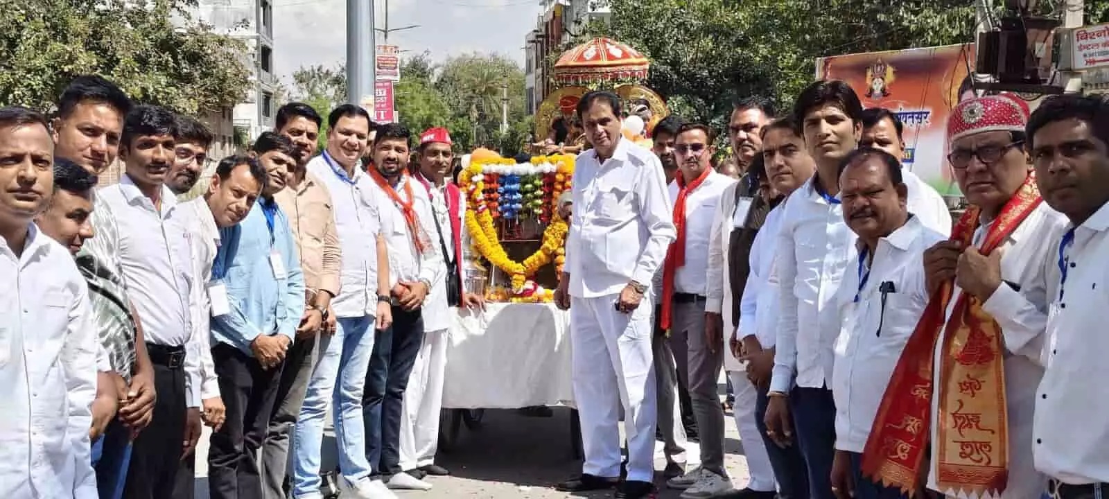 निंबाहेड़ा की आदर्श कॉलोनी में श्री झूलेलाल जन्मोत्सव पर शोभायात्रा के दौरान सजी हुई झांकी का दृश्य।