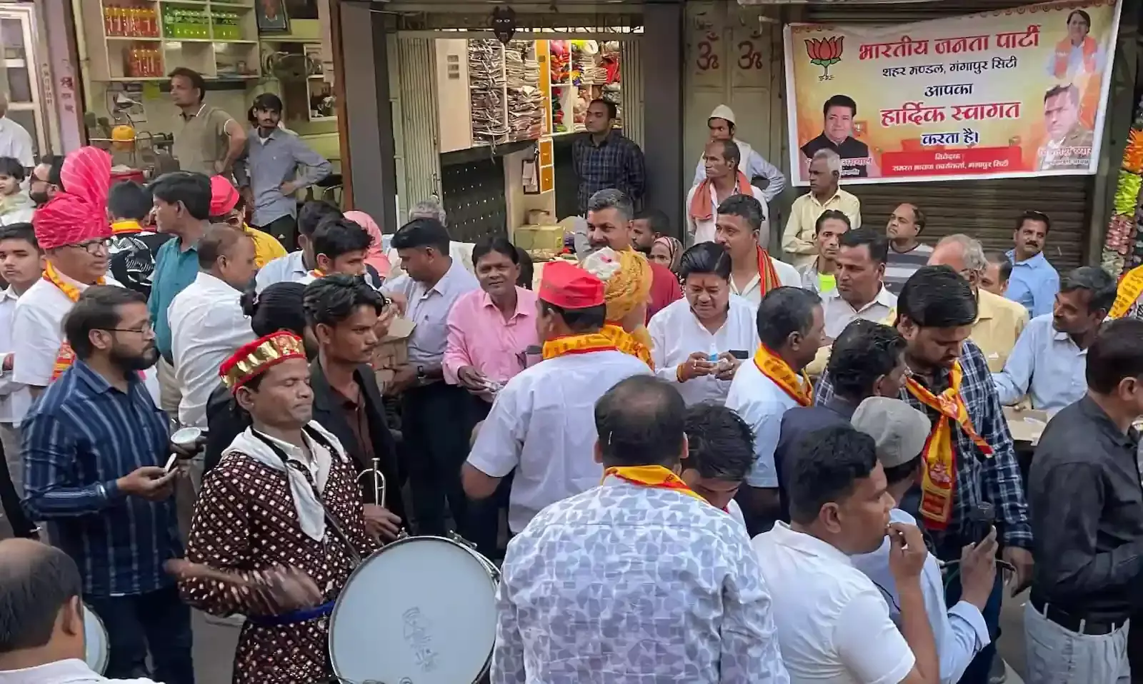 गंगापुर सिटी में चेटीचंड के दौरान भगवान झूलेलाल की शोभा यात्रा में उमड़ी श्रद्धालुओं की भारी भीड़। गंगापुर सिटी में चेटीचंड के दौरान भगवान झूलेलाल की शोभा यात्रा में उमड़ी श्रद्धालुओं की भारी भीड़।