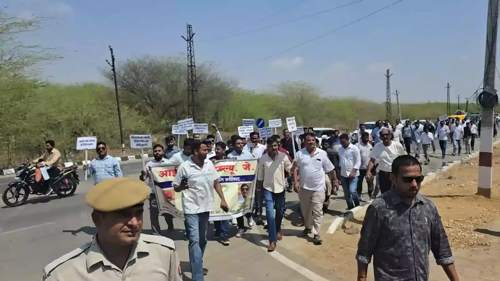 जैसलमेर के हनुमान सर्किल पर तख्तियां लेकर नारेबाजी करते प्रदर्शनकारी पत्रकार और पुलिस बल की तैनाती। जैसलमेर के हनुमान सर्किल पर तख्तियां लेकर नारेबाजी करते प्रदर्शनकारी पत्रकार और पुलिस बल की तैनाती।