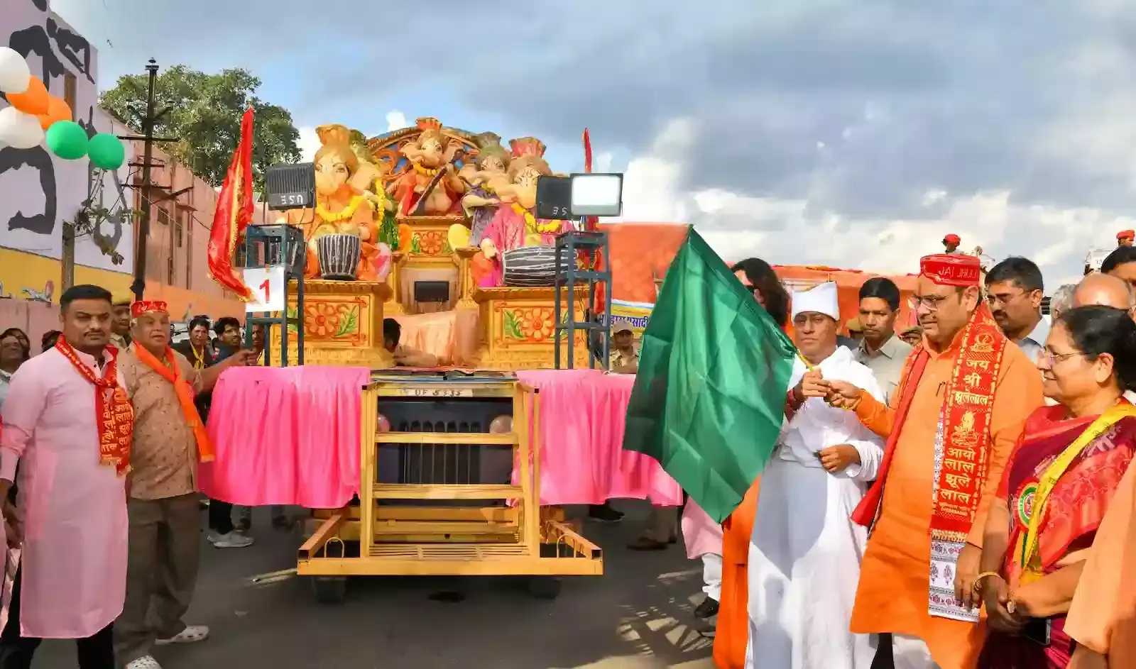 जयपुर में चेटीचंड के अवसर पर निकली भगवान झूलेलाल की भव्य शोभायात्रा और उसमें शामिल झांकियां।
