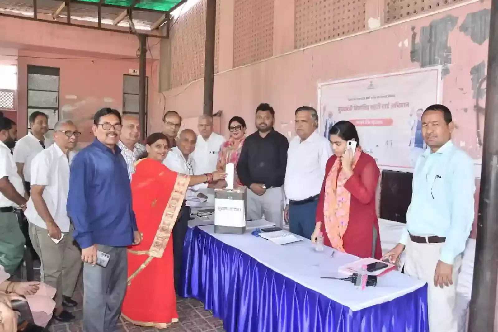 जयपुर नगर निगम में मुख्यमंत्री विकसित शहर अभियान के दौरान वार्डसभा में सुझाव देते नागरिक और उपस्थित अधिकारी।