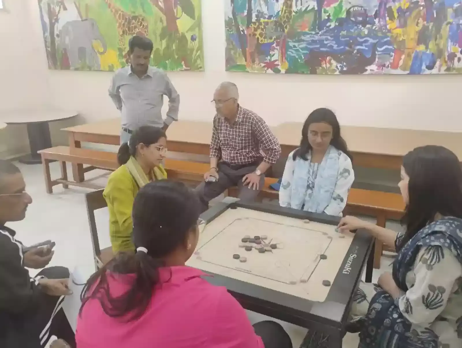 जयपुर में राजस्थान आवासन मण्डल की 30वीं खेलकूद प्रतियोगिता के दौरान मैदान में खेल स्पर्धा आयोजित होते हुए।