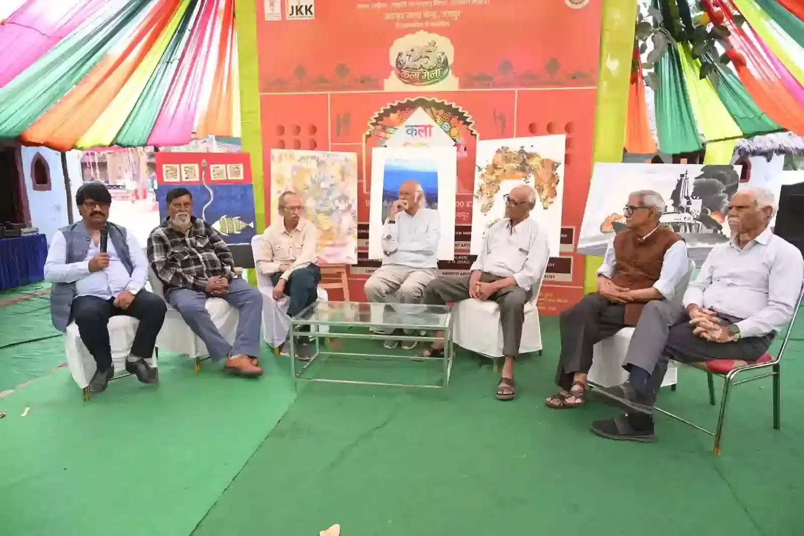 जयपुर में राजस्थान ललित कला अकादमी के 25वें कला मेले में कैनवास पर पेंटिंग करते वरिष्ठ कलाकार।