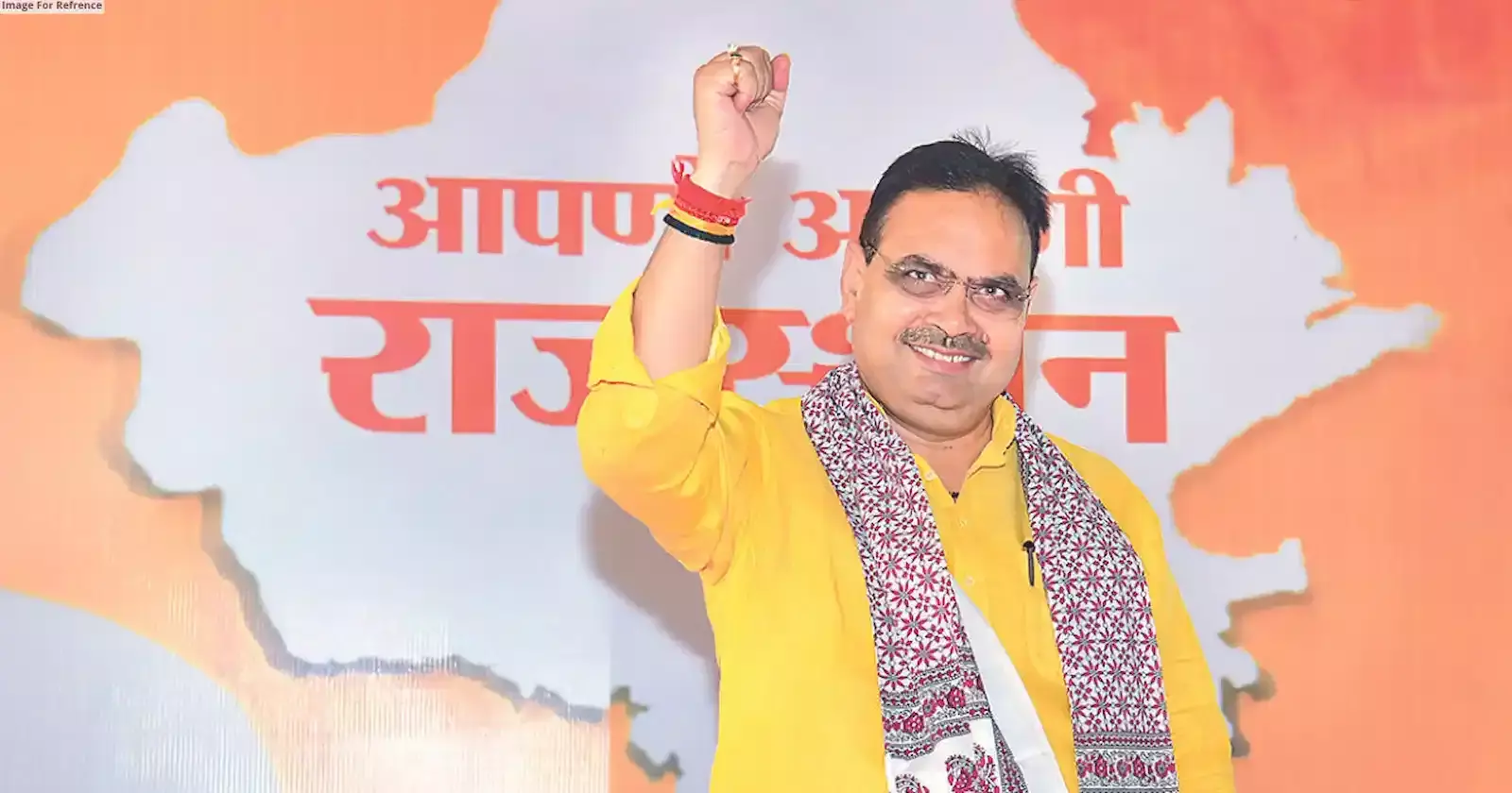 जयपुर के चौगान स्टेडियम में मुख्यमंत्री भजनलाल शर्मा भगवान झूलेलाल की शोभायात्रा को हरी झंडी दिखाकर रवाना कर रहे हैं।