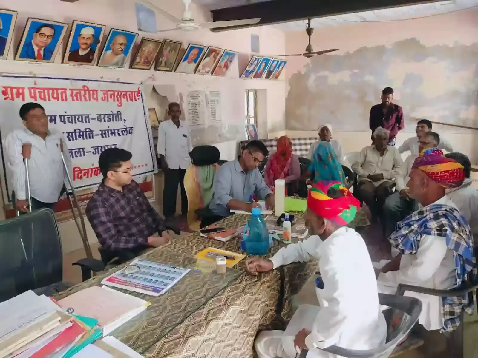 जयपुर के नरसिंहपुरा में ग्राम सभा के दौरान ग्रामीणों के साथ चर्चा करतीं मुख्य कार्यकारी अधिकारी और प्रशासनिक अधिकारी।