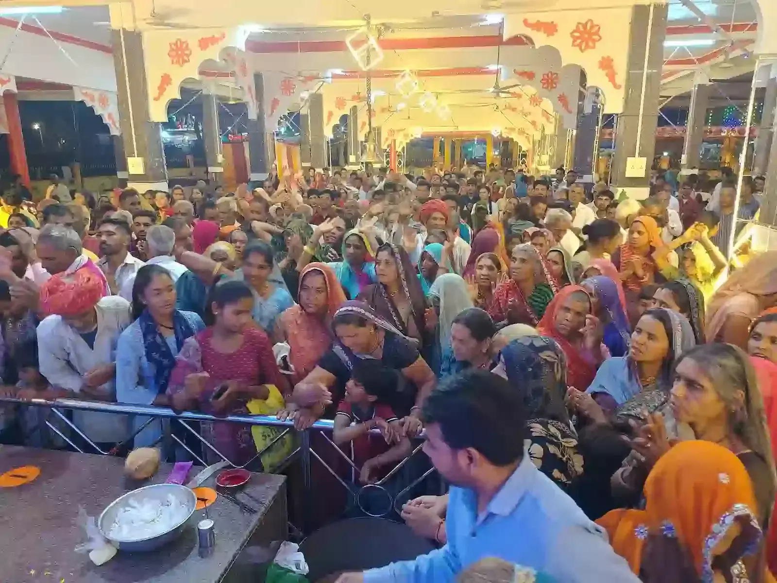 छोटीसादड़ी में चैत्र नवरात्र मेले के दौरान आवरी माता मंदिर में दर्शन करते श्रद्धालु। छोटीसादड़ी में चैत्र नवरात्र मेले के दौरान आवरी माता मंदिर में दर्शन करते श्रद्धालु।