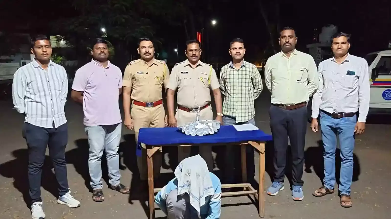 मोर्शी पुलिस टीम के साथ खड़ा मंदिर चोरी का आरोपी और मेज पर रखा चांदी का छाता और ब्रेसलेट।