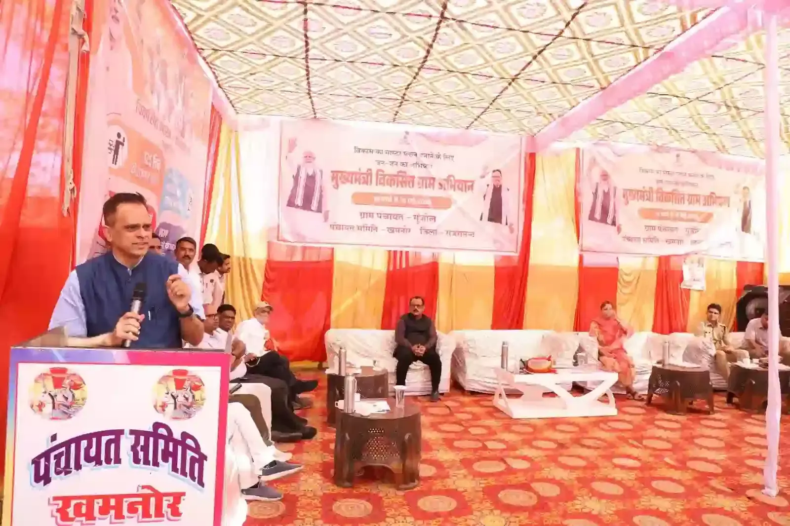 राजसमंद के गुंजोल में मुख्यमंत्री विकसित ग्राम अभियान के दौरान ग्रामीणों को संबोधित करते मुख्य सचिव वी. श्रीनिवास। राजसमंद के गुंजोल में मुख्यमंत्री विकसित ग्राम अभियान के दौरान ग्रामीणों को संबोधित करते मुख्य सचिव वी. श्रीनिवास।