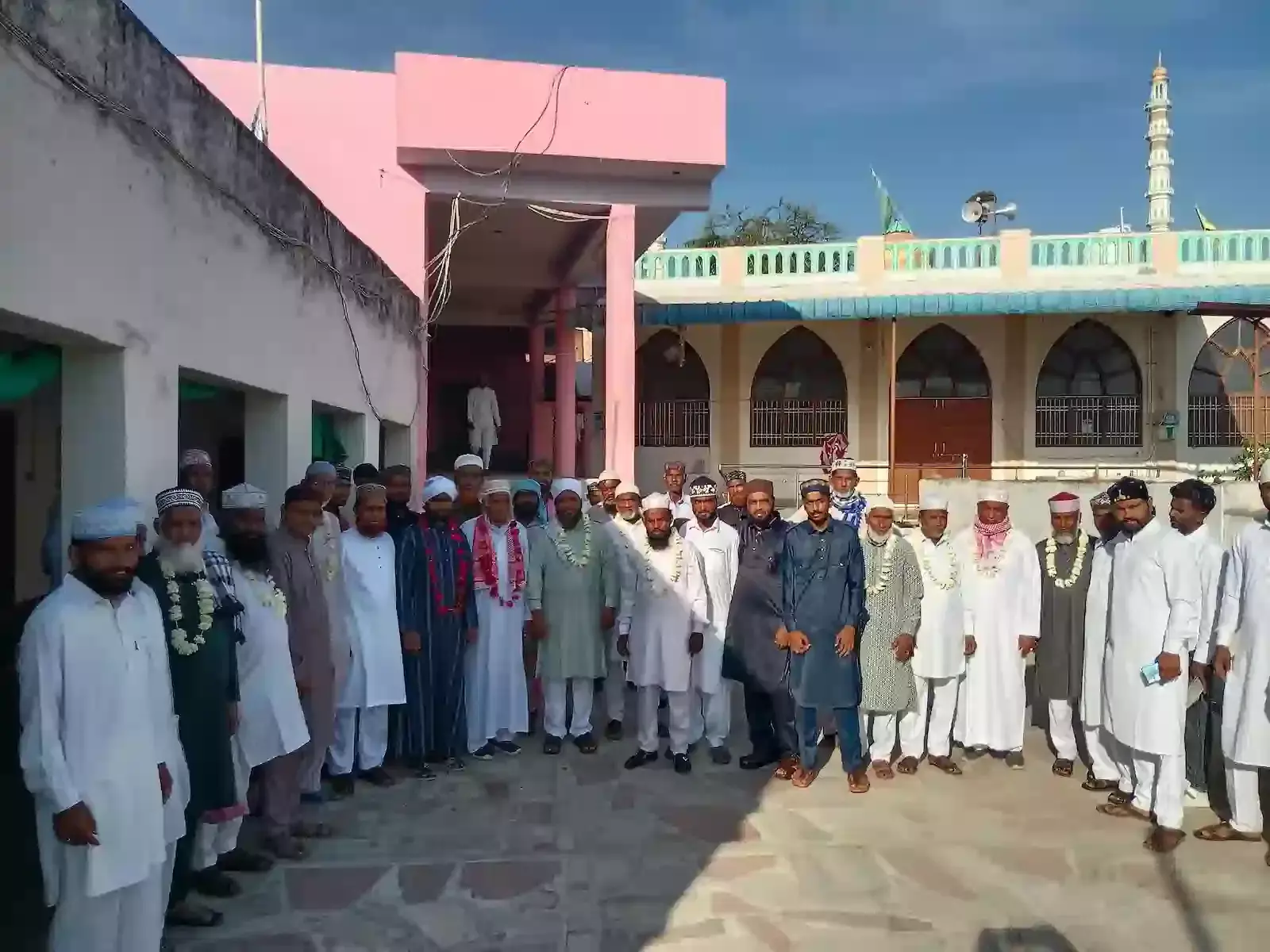 लसाडिया के ईदगाह मैदान में ईद की नमाज के लिए एकत्रित हुए मुस्लिम समाज के लोग और बच्चे।