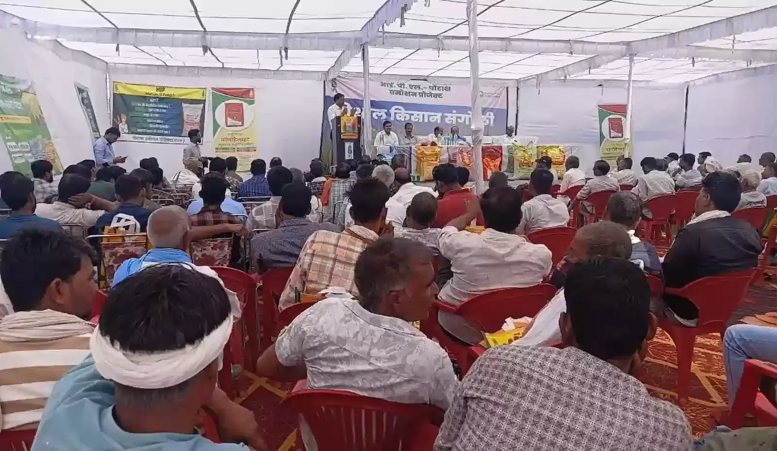 कोटा के कैथून में इंडियन पोटाश लिमिटेड की किसान संगोष्ठी में उपस्थित कृषि विशेषज्ञ और ग्रामीण किसान। कोटा के कैथून में इंडियन पोटाश लिमिटेड की किसान संगोष्ठी में उपस्थित कृषि विशेषज्ञ और ग्रामीण किसान।