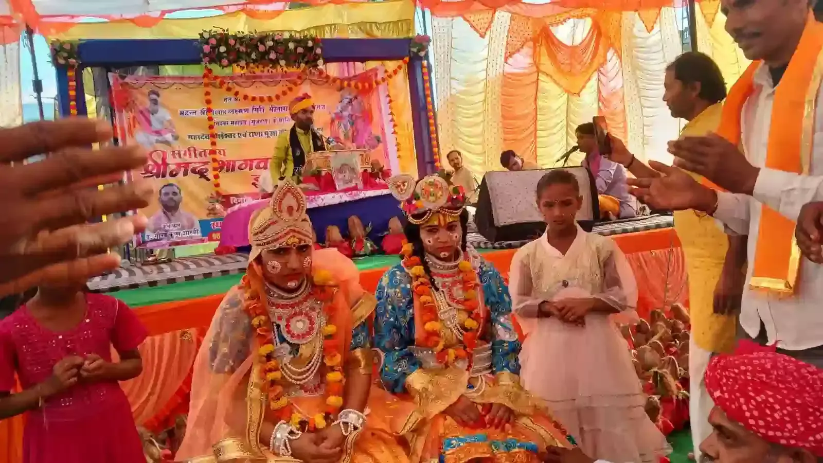 उदयपुर के अंजरोली खास में भागवत कथा के दौरान हाथ उठाकर सामाजिक संकल्प लेते हुए श्रद्धालु और कथा वाचक।