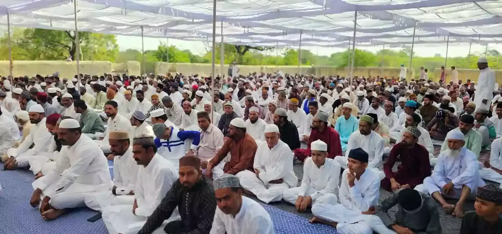 आमेट के ईदगाह मैदान में नमाज अदा करने के लिए एकत्रित हुए मुस्लिम समुदाय के लोग। आमेट के ईदगाह मैदान में नमाज अदा करने के लिए एकत्रित हुए मुस्लिम समुदाय के लोग।