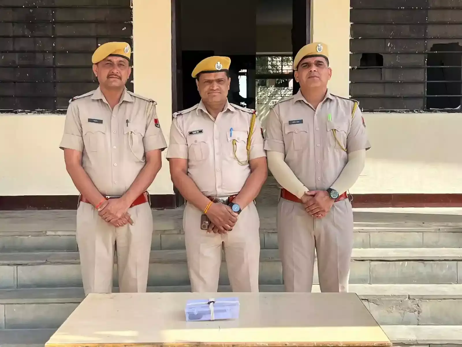झालावाड़ पुलिस की गिरफ्त में खड़ा अवैध देशी पिस्टल के साथ गिरफ्तार आरोपी विजय कुमार मीणा। झालावाड़ पुलिस की गिरफ्त में खड़ा अवैध देशी पिस्टल के साथ गिरफ्तार आरोपी विजय कुमार मीणा।