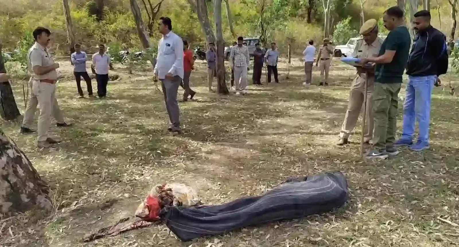 माउंट आबू के अचलगढ़ जंगल में लेपर्ड हमले के बाद जांच करती पुलिस और वन विभाग की टीम