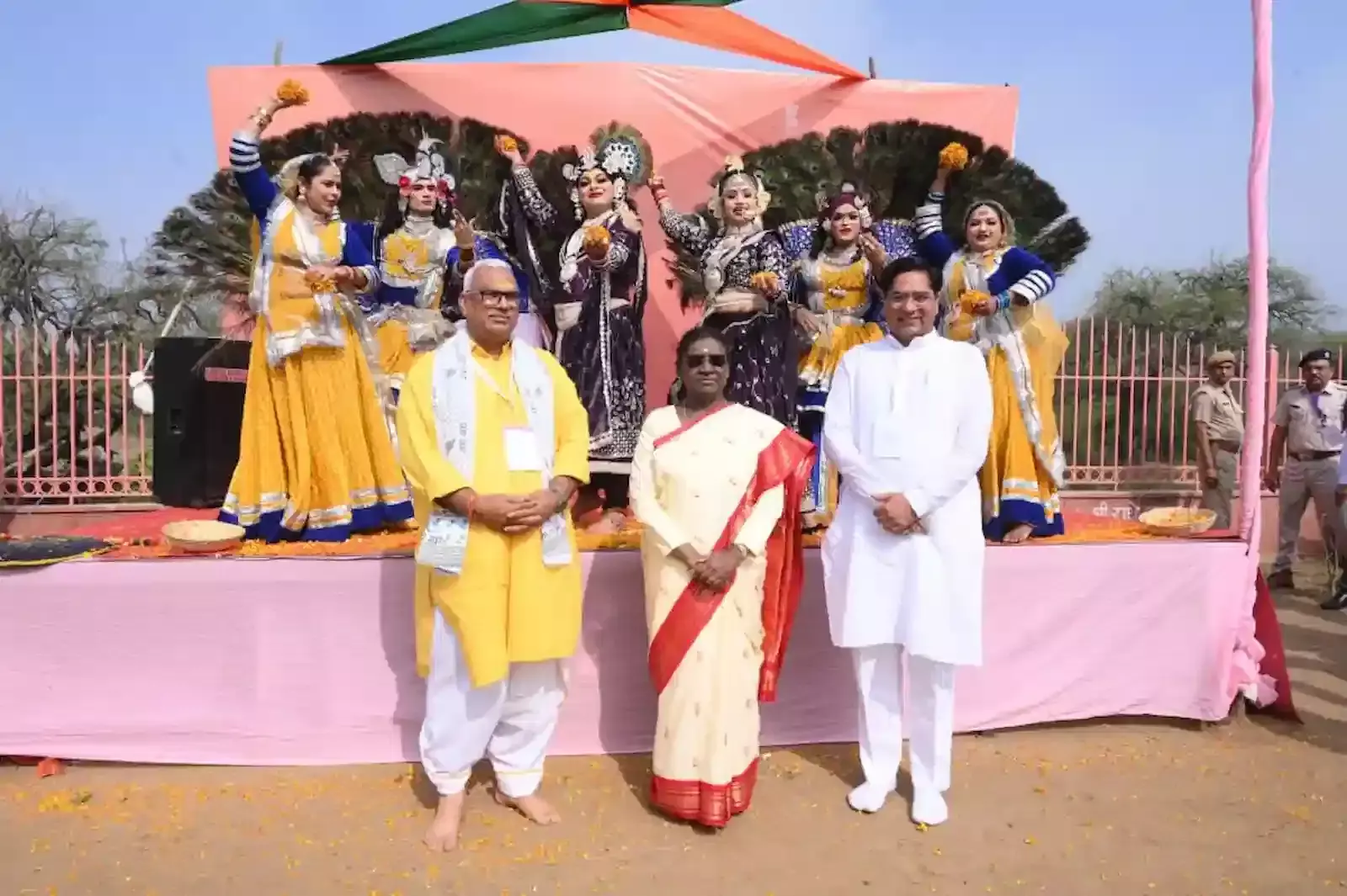 डीग में गिर्राज महाराज की सप्तकोशीय परिक्रमा के दौरान कलाकारों के साथ खड़ी राष्ट्रपति द्रौपदी मुर्मू।
