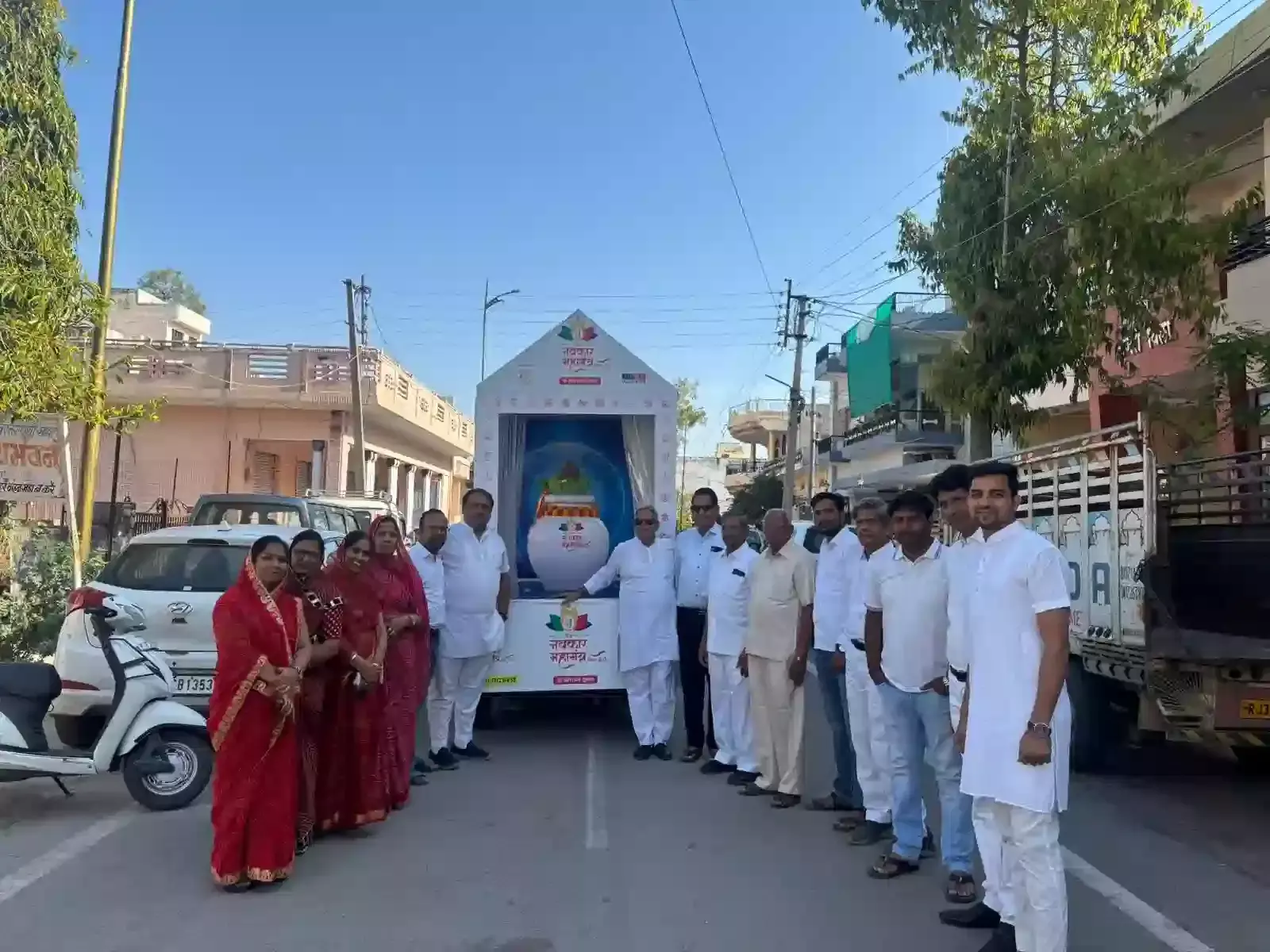 आमेट में सड़क पर कलश लेकर चलती जैन महिलाएं और रथ यात्रा का दृश्य। आमेट में सड़क पर कलश लेकर चलती जैन महिलाएं और रथ यात्रा का दृश्य।