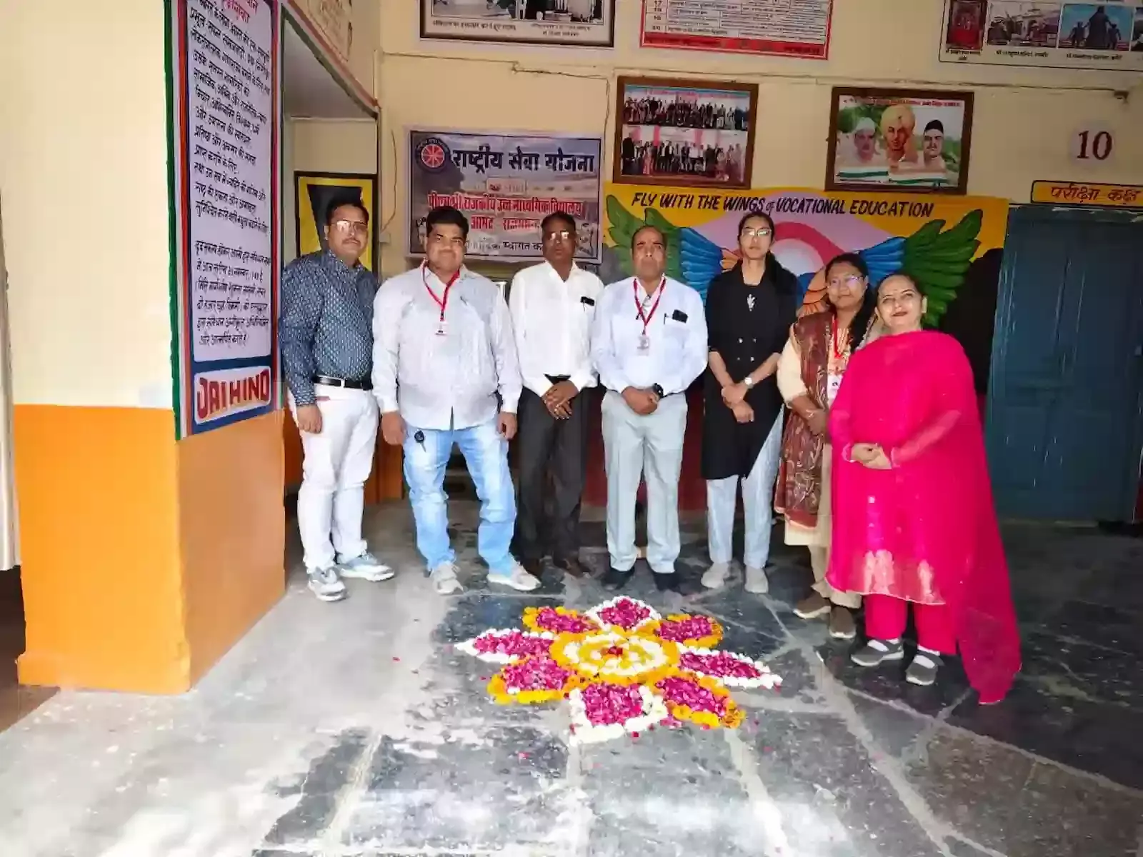 आमेट के पीएम श्री स्कूल प्रांगण में रंगोली बनाती छात्राएं और दीप प्रज्ज्वलित करते शिक्षक। आमेट के पीएम श्री स्कूल प्रांगण में रंगोली बनाती छात्राएं और दीप प्रज्ज्वलित करते शिक्षक।