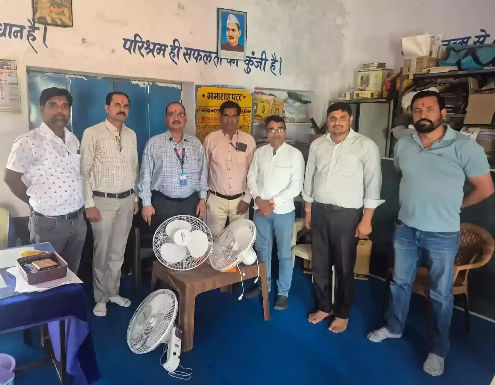 मावली के राजकीय प्राथमिक विद्यालय पेलानेड़ा में बैंक अधिकारियों द्वारा स्कूल स्टाफ को पंखे सौंपते हुए समारोह का दृश्य।