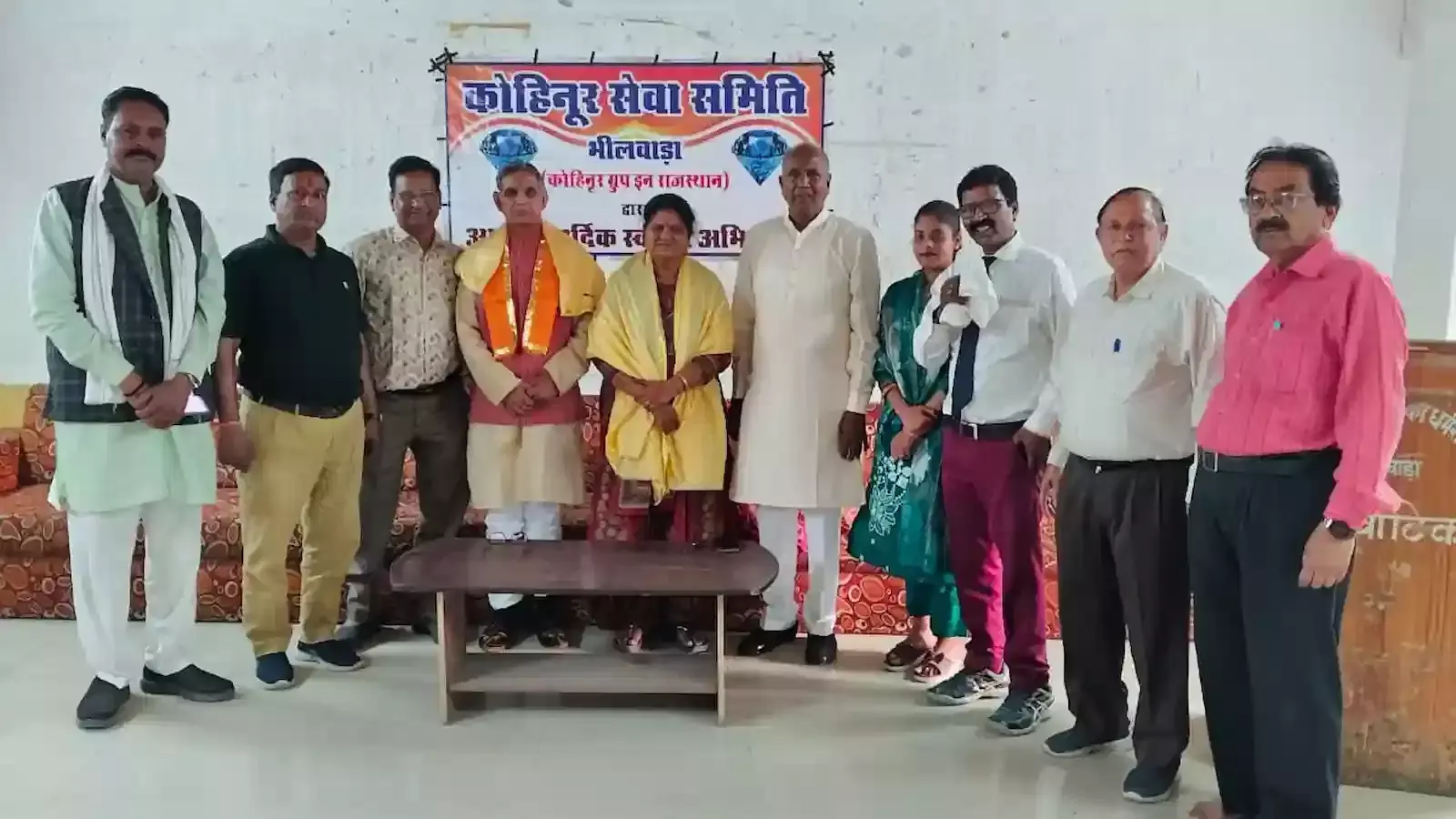 भीलवाड़ा की मानसिंहका धर्मशाला में चैत्र नवरात्रि पर आयोजित भजन संध्या में दीप प्रज्वलन करते अतिथि और भजन गायक। भीलवाड़ा की मानसिंहका धर्मशाला में चैत्र नवरात्रि पर आयोजित भजन संध्या में दीप प्रज्वलन करते अतिथि और भजन गायक।