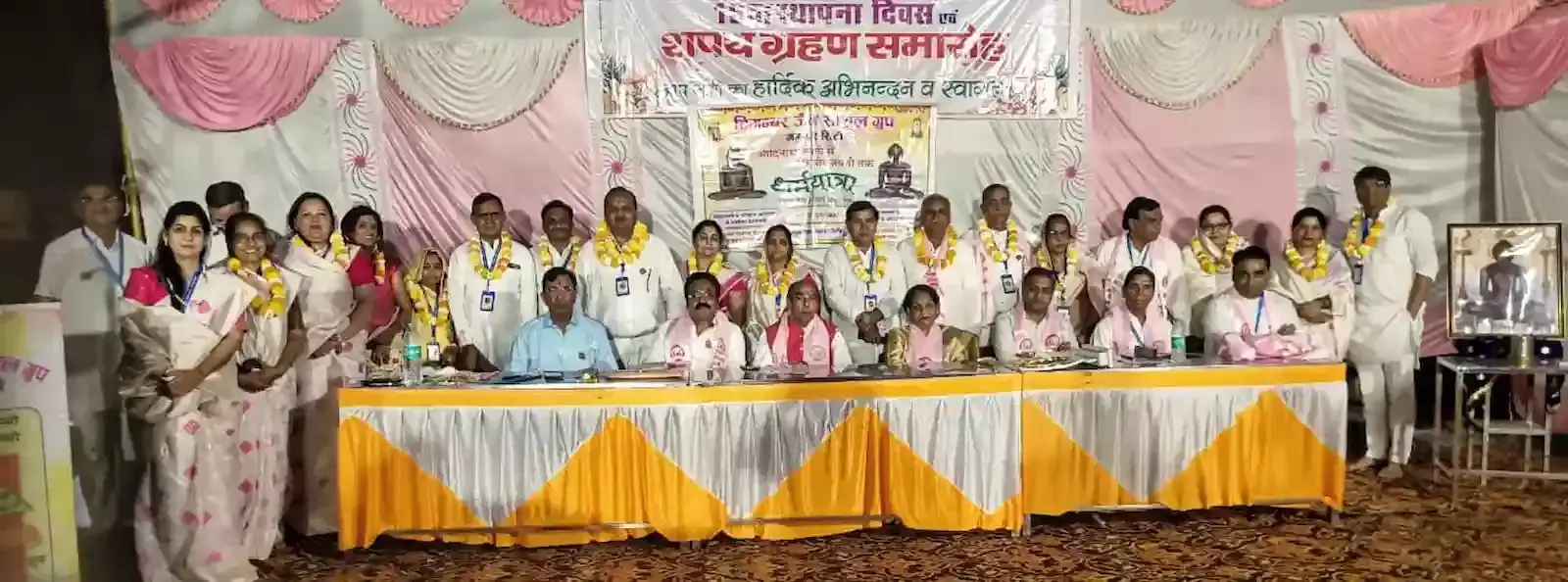 गंगापुर सिटी के नसियां जी मंदिर में दिगंबर जैन सोशल ग्रुप के नवनियुक्त पदाधिकारी शपथ ग्रहण समारोह में सम्मिलित होते हुए। गंगापुर सिटी के नसियां जी मंदिर में दिगंबर जैन सोशल ग्रुप के नवनियुक्त पदाधिकारी शपथ ग्रहण समारोह में सम्मिलित होते हुए।