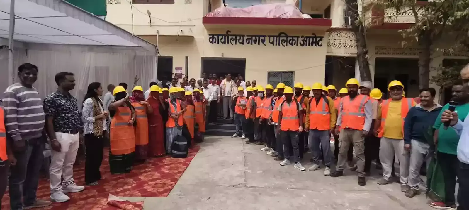 नगर पालिका आमेट में विधायक सुरेंद्र सिंह राठौड़ द्वारा नए स्वच्छता ट्रैक्टरों का हरी झंडी दिखाकर विमोचन किया जाना