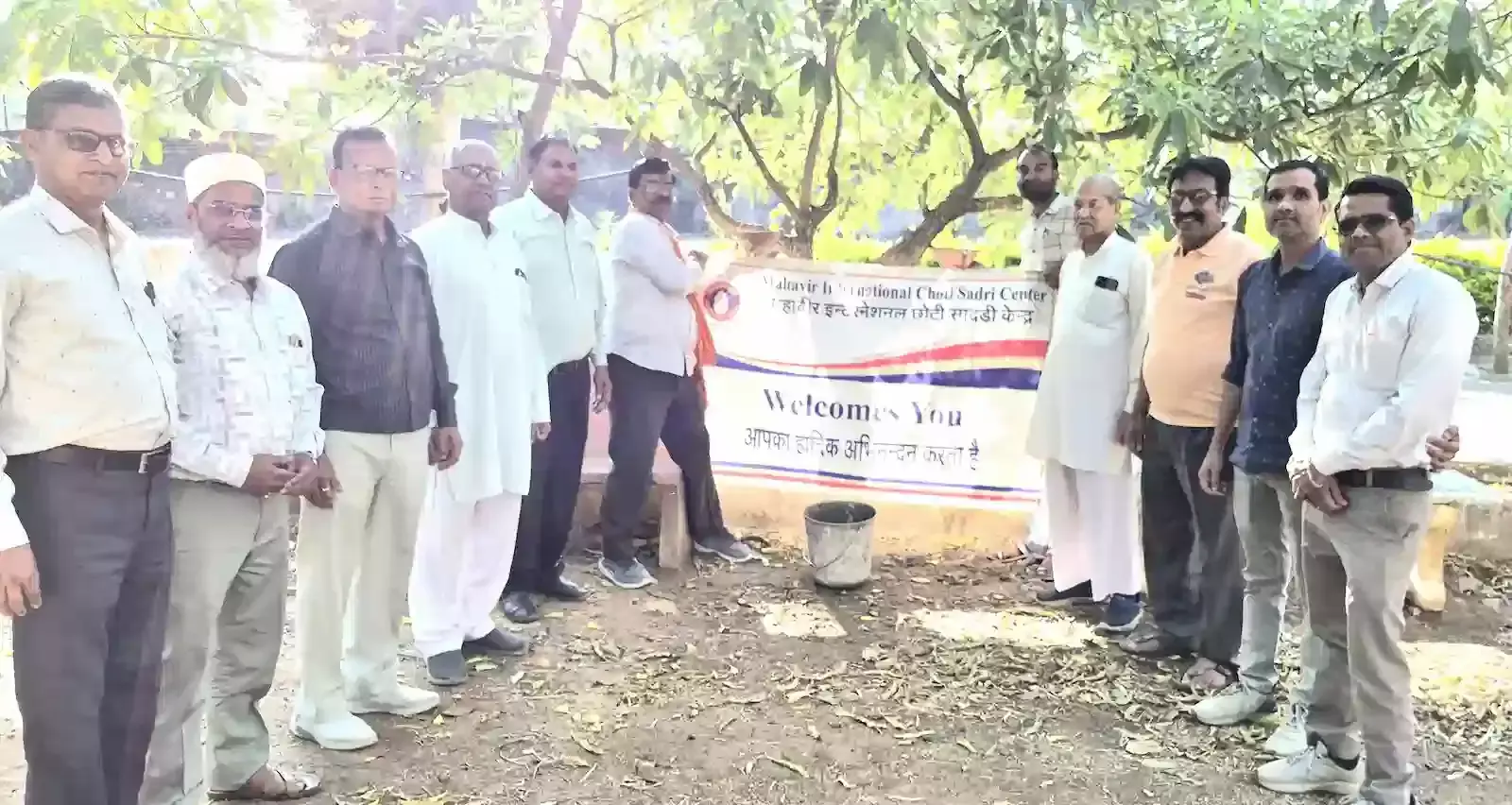 छोटीसादडी मुक्तिधाम में विश्व गौरैया दिवस पर मिट्टी के परिंडे बांधते महावीर इंटरनेशनल के सदस्य छोटीसादडी मुक्तिधाम में विश्व गौरैया दिवस पर मिट्टी के परिंडे बांधते महावीर इंटरनेशनल के सदस्य