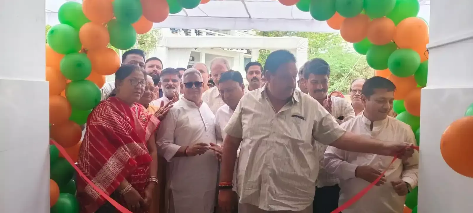 आमेट में विधायक सुरेंद्र सिंह राठौड़ आयुष्मान आरोग्य मंदिर के उद्घाटन अवसर पर फीता काटते हुए।