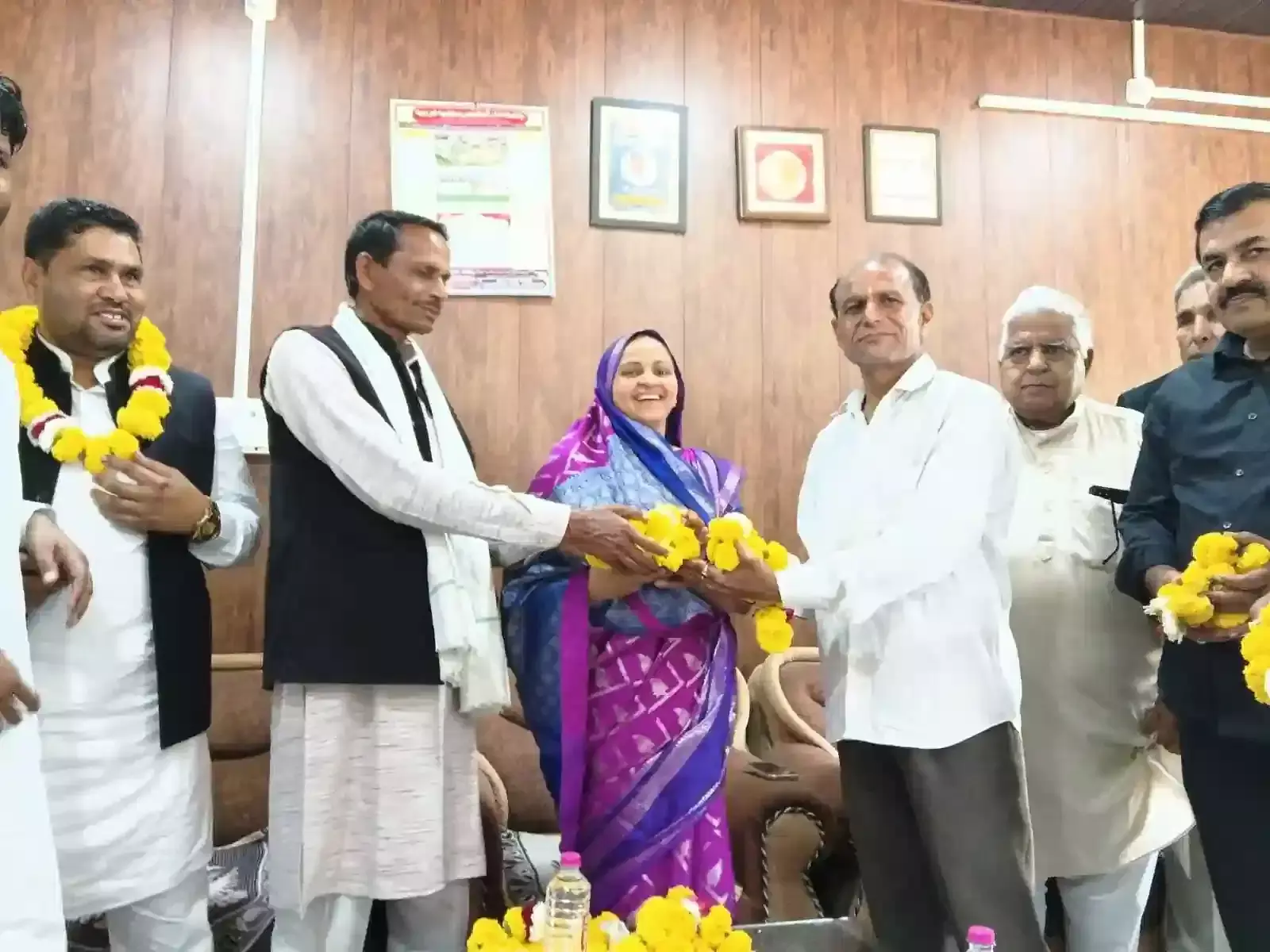 नगर में प्रधान आरिफ खान के आवास पर जनसमस्याओं पर चर्चा करतीं सांसद संजना जाटव।