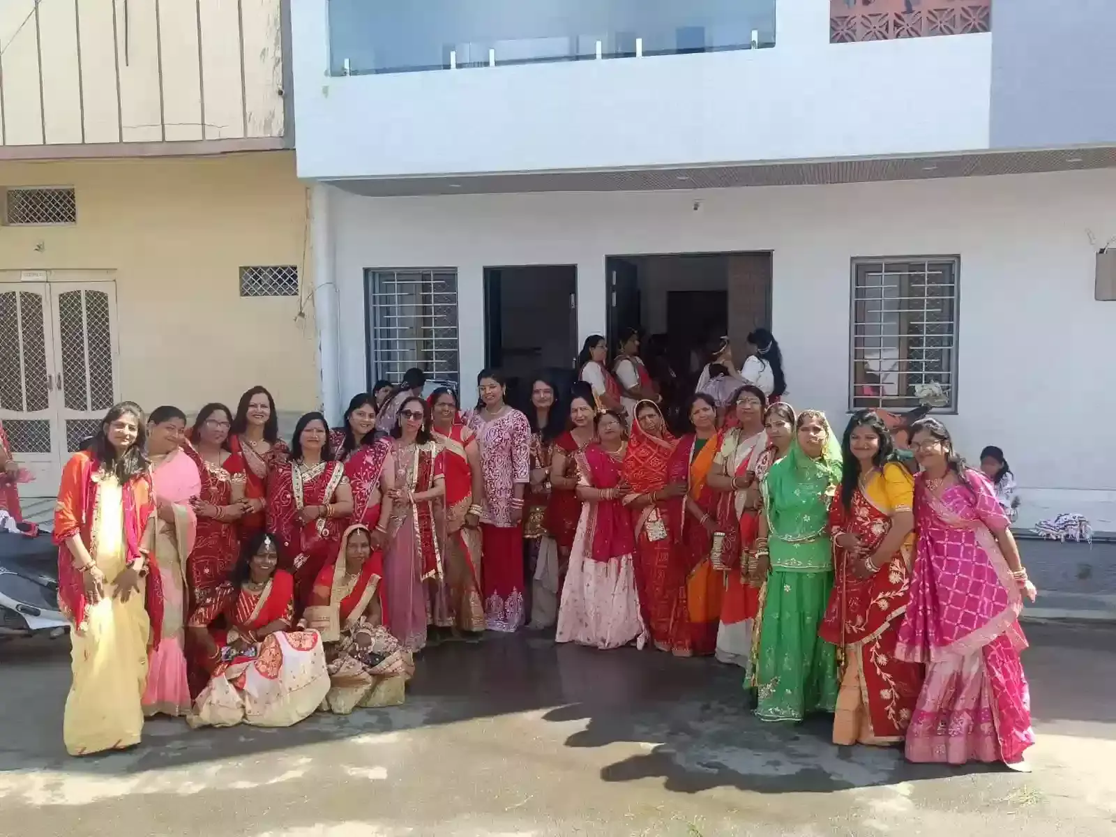 फतहनगर में पारंपरिक वेशभूषा पहने महिलाएं सामूहिक रूप से गणगौर माता की पूजा करती हुई।