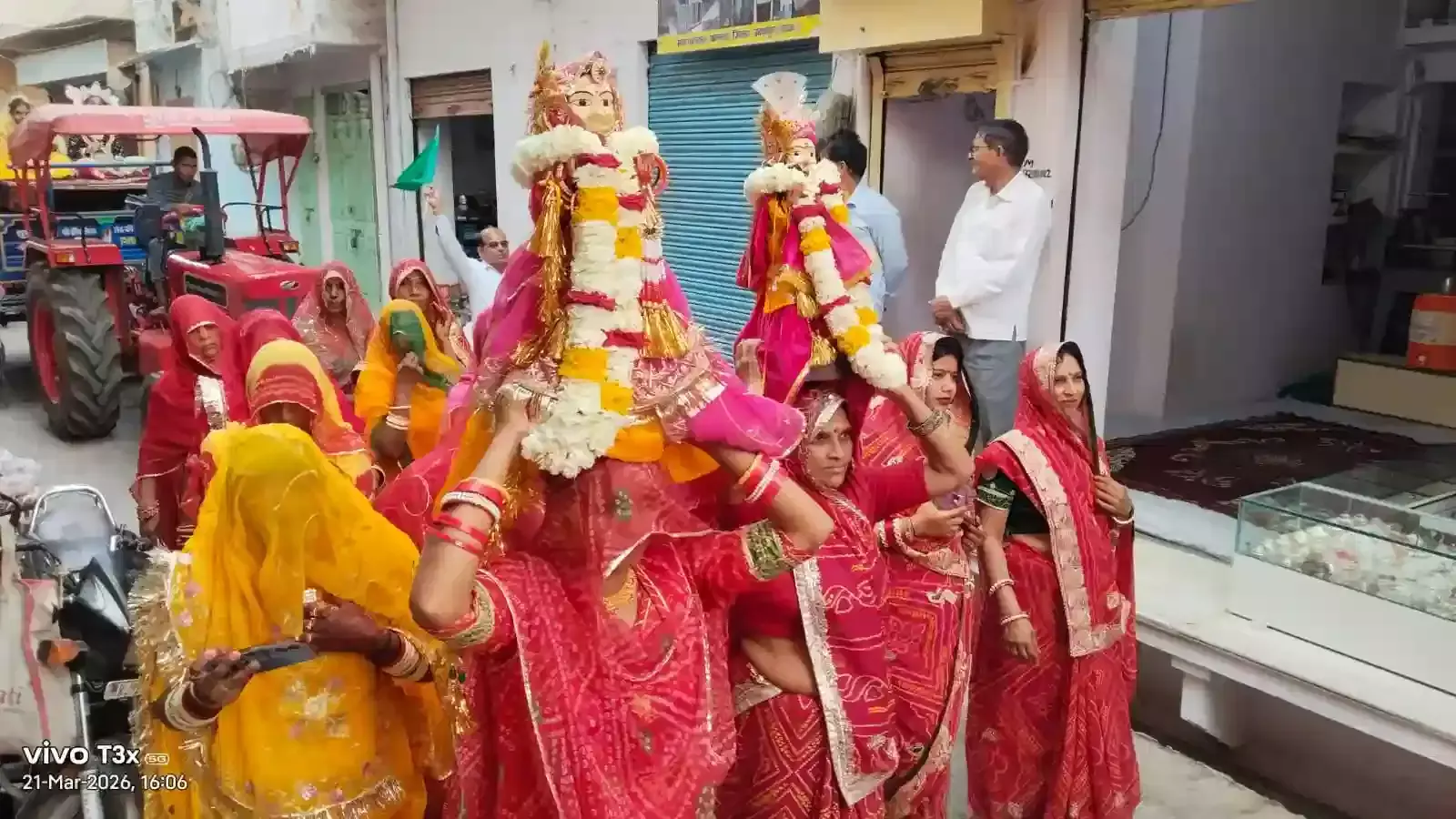 कानोड़ में पारंपरिक गणगौर शोभायात्रा के दौरान रंग-बिरंगी पोशाकें पहने लोग और सजी हुई गणगौर की प्रतिमाएं।