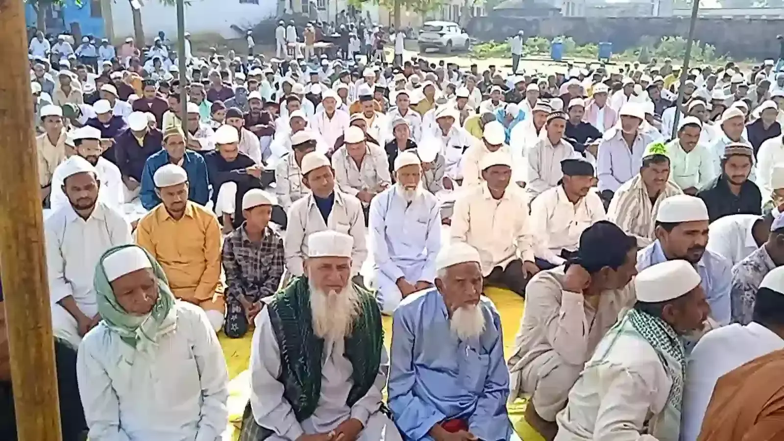 गंगापुर सिटी स्थित चूली की बगीची ईदगाह की जमीन पर नमाज अदा करते हजारों मुस्लिम समुदाय के लोग। गंगापुर सिटी स्थित चूली की बगीची ईदगाह की जमीन पर नमाज अदा करते हजारों मुस्लिम समुदाय के लोग।