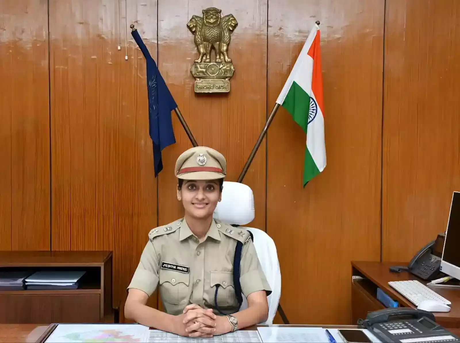 सवाईमाधोपुर पुलिस अधीक्षक कार्यालय में पदभार ग्रहण के दौरान दस्तावेज़ों पर हस्ताक्षर करतीं आईपीएस ज्येष्ठा मैत्रेयी।
