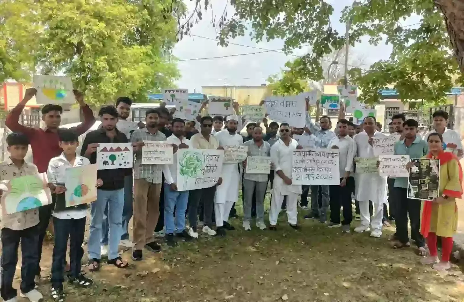 सवाई माधोपुर में विश्व वानिकी दिवस पर आयोजित जागरूकता कार्यक्रम के दौरान वन भ्रमण करते युवा खिलाड़ी और प्रतिभागी।
